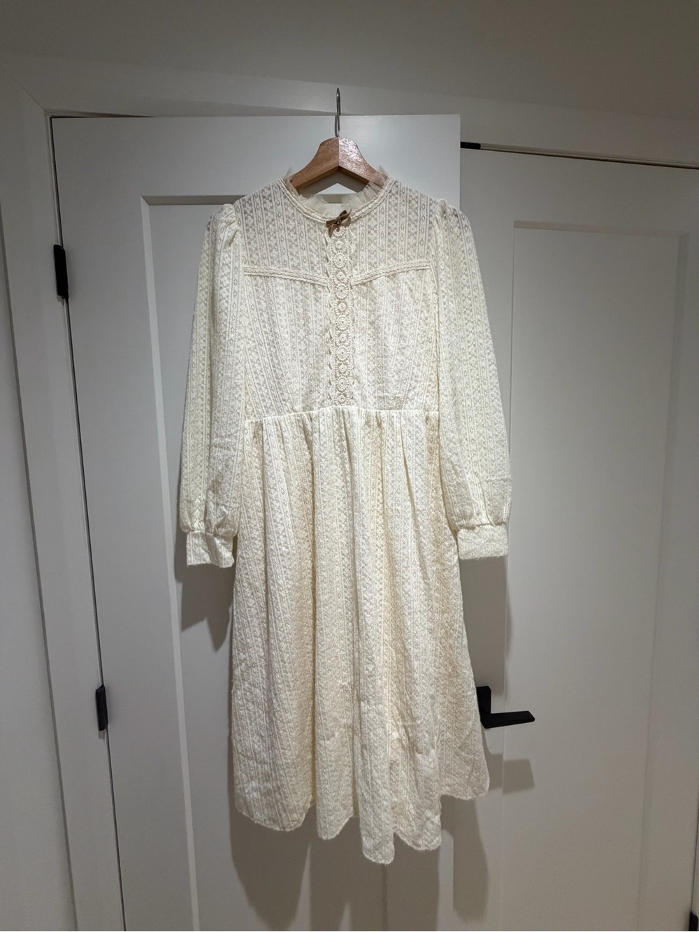 Vintage style Women's Cream Lace Midi Dress - Elegant Long Sleeve